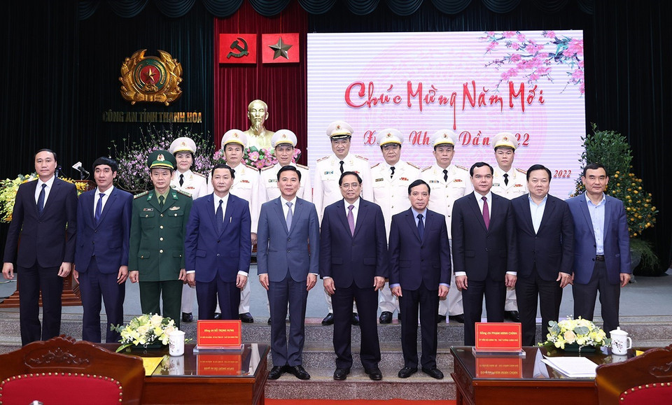Thủ tướng với cán bộ, chiến sỹ Công an tỉnh Thanh Hóa. (Ảnh: Dương Giang/TTXVN)
