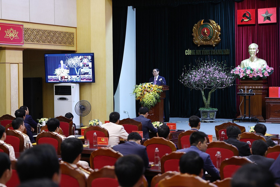 Thủ tướng Phạm Minh Chính chúc Tết cán bộ, chiến sỹ Công an tỉnh Thanh Hoá nhân dịp đón Xuân Nhâm Dần, chiều 24/1/2022. (Ảnh: Dương Giang/TTXVN)