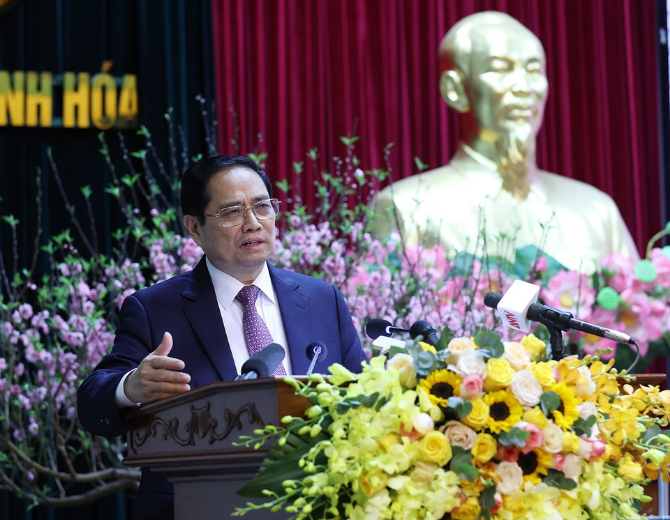 Thủ tướng chúc Tết cán bộ, chiến sỹ Công an tỉnh Thanh Hóa. (Ảnh: Dương Giang/TTXVN)