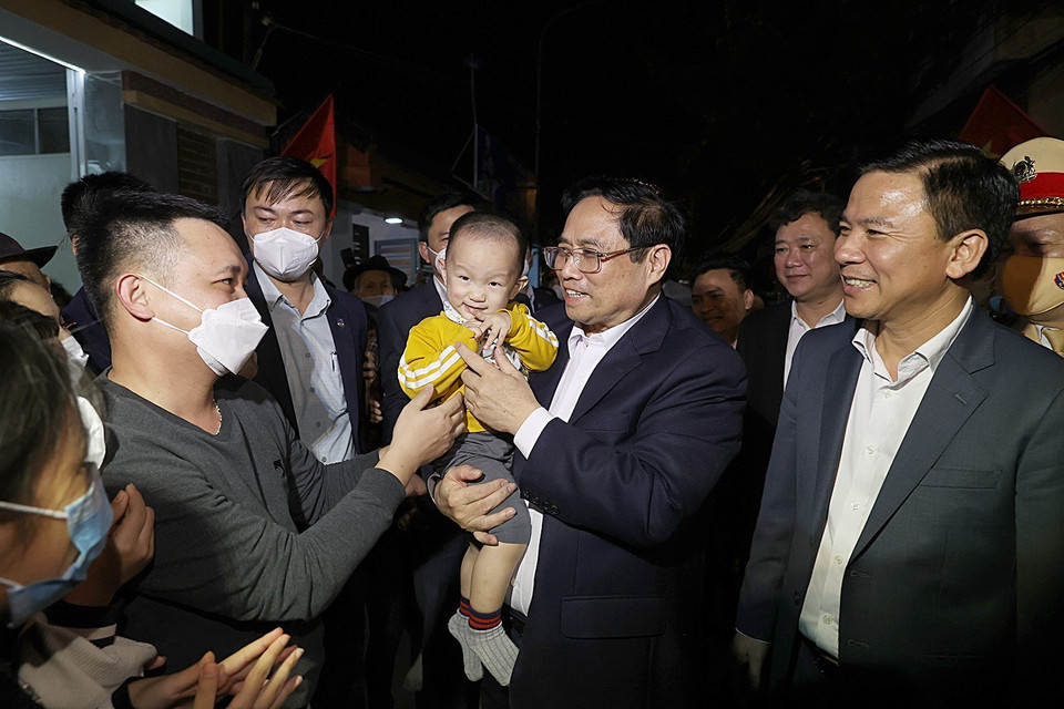 Nhân dân thành phố Thanh Hóa vui mừng đón Thủ tướng Phạm Minh Chính tới thăm và chúc Tết, ngày 24/1/2022. (Ảnh: Dương Giang/TTXVN)