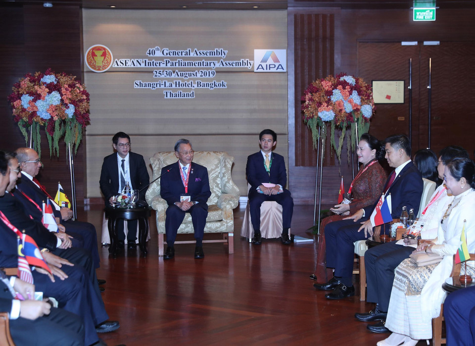 Chủ tịch AIPA 40 Chuan Leekpai tiếp xã giao các trưởng đoàn trước giờ khai mạc. (Ảnh: Trọng Đức/TTXVN)