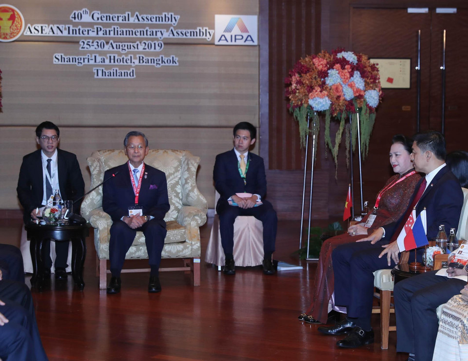 Chủ tịch AIPA 40 Chuan Leekpai tiếp xã giao các trưởng đoàn trước giờ khai mạc. (Ảnh: Trọng Đức/TTXVN)