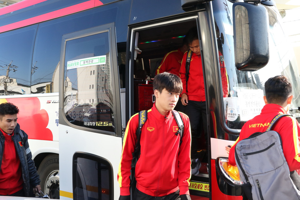 Các cầu thủ bước ra sân tập. (Ảnh: Trần Phương/Vietnam+)