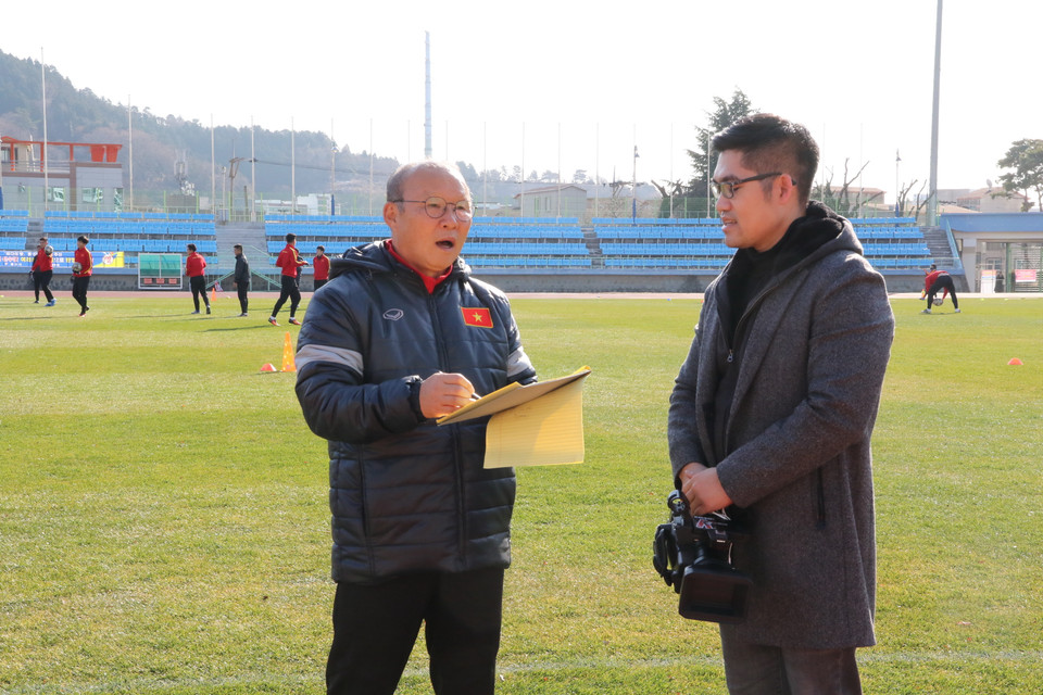 Huấn luyện viên Park Hang-seo trao đổi với phóng viên. (Ảnh: Trần Phương/Vietnam+)