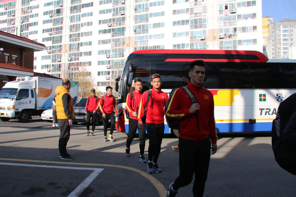 Các cầu thủ bước ra sân tập. (Ảnh: Trần Phương/Vietnam+)