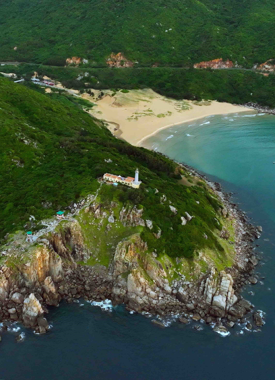 Mũi Điện (Mũi Đại Lãnh), thuộc xã Hòa Tâm, huyện Đông Hòa (tỉnh Phú Yên), nơi đón ánh bình minh đầu tiên của Tổ quốc. (Ảnh: Vũ Sinh/TTXVN)