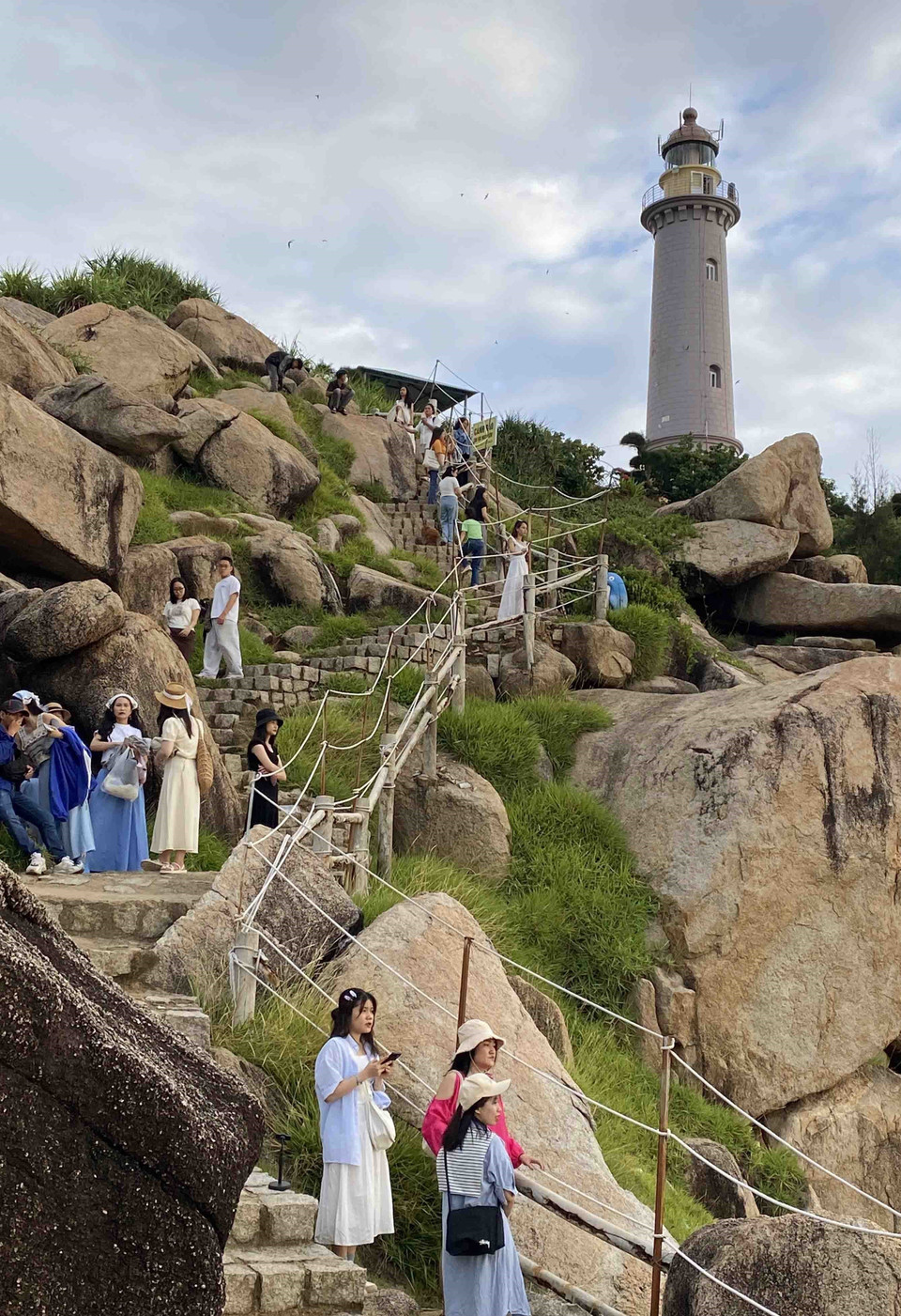 Du khách tham quan hải đăng Đại Lãnh, xã Hòa Tâm, huyện Đông Hòa (tỉnh Phú Yên), nơi đón ánh bình minh đầu tiên của Tổ quốc. (Ảnh: Vũ Sinh/TTXVN)