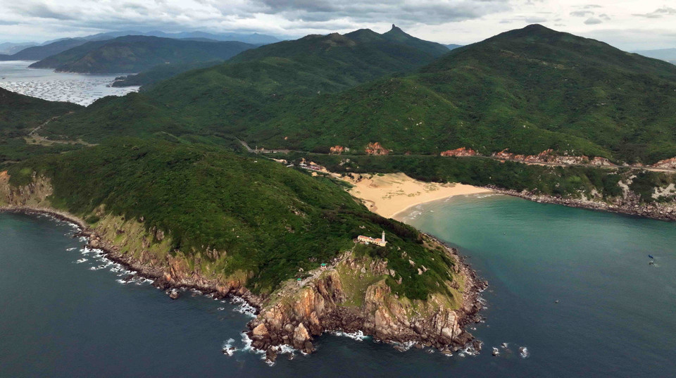 Mũi Điện (Mũi Đại Lãnh), thuộc xã Hòa Tâm, huyện Đông Hòa, nơi đón ánh bình minh đầu tiên của Tổ quốc. (Ảnh: Vũ Sinh/TTXVN)