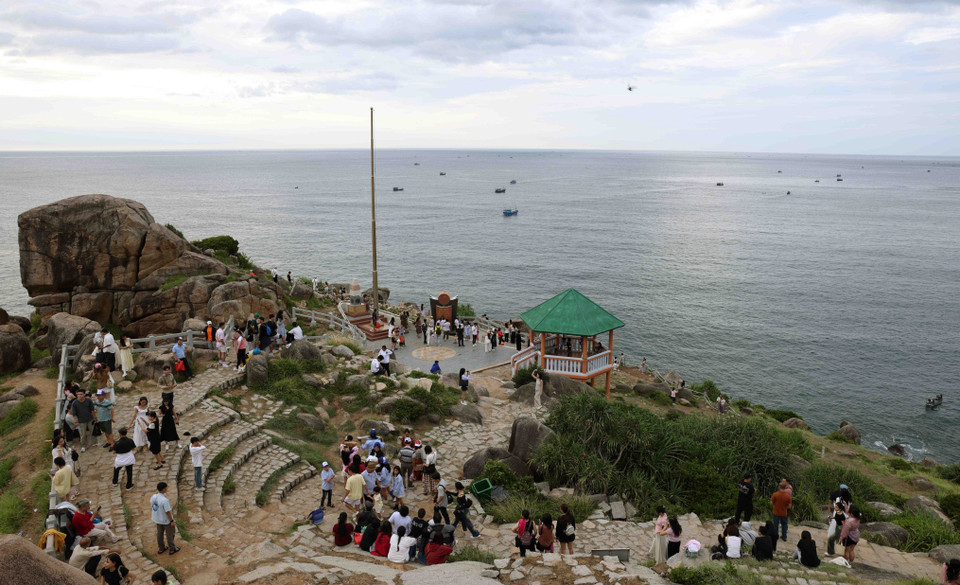 Du khách tham quan mũi Điện (mũi Đại Lãnh) thuộc xã Hòa Tâm, huyện Đông Hòa - nơi đón ánh bình minh đầu tiên của Tổ quốc. (Ảnh: Vũ Sinh/TTXVN)