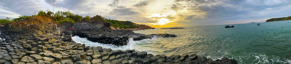 Khung cảnh kỳ vĩ tại Ghềnh Đá Đĩa ở xã An Ninh Đông, huyện Tuy An. (Ảnh: Vũ Sinh/TTXVN)