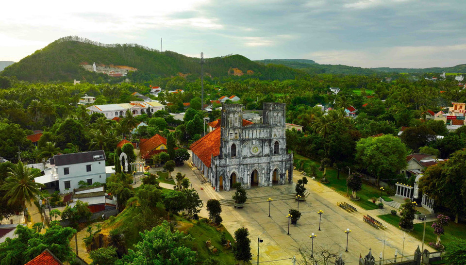 Nhà thờ Mằng Lăng là địa điểm du lịch không thể thiếu của du khách khi đến với Phú Yên, thuộc xã An Thạch, huyện Tuy An, cách trung tâm thành phố Tuy Hòa khoảng 35km. Đây là một trong những nhà thờ công giáo lâu đời nhất Việt Nam được xây dựng từ năm 1892. (Ảnh: Vũ Sinh/TTXVN)