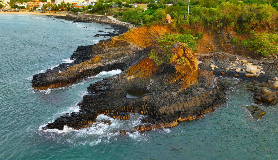 Ghềnh Đá Đĩa (xã An Ninh Đông, huyện Tuy An), cách trung tâm thành phố Tuy Hòa khoảng 35km về phía Bắc như một tác phẩm nghệ thuật do bàn tay của thiên nhiên tạo nên. (Ảnh: Vũ Sinh/TTXVN)
