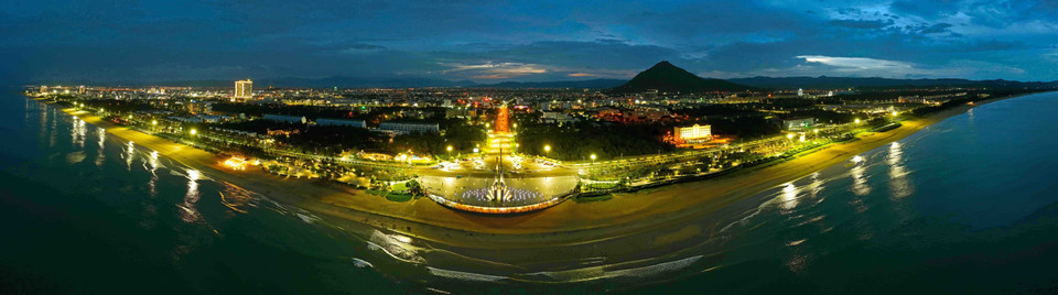 Tháp Nghinh Phong ở thành phố Tuy Hoà rực rỡ về đêm. (Ảnh: Vũ Sinh/TTXVN)