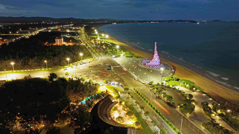Tháp Nghinh Phong trong khuôn viên công viên biển ở thành phố Tuy Hoà rực rỡ về đêm. (Ảnh: Vũ Sinh/TTXVN)