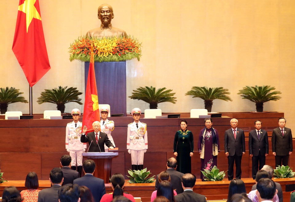 Tổng Bí thư Nguyễn Phú Trọng, Chủ tịch nước Cộng hòa xã hội chủ nghĩa Việt Nam nhiệm kỳ 2016-2021 thực hiện nghi thức tuyên thệ nhậm chức trước Quốc hội, đồng bào và cử tri cả nước. (Ảnh: Trọng Đức/TTXVN)