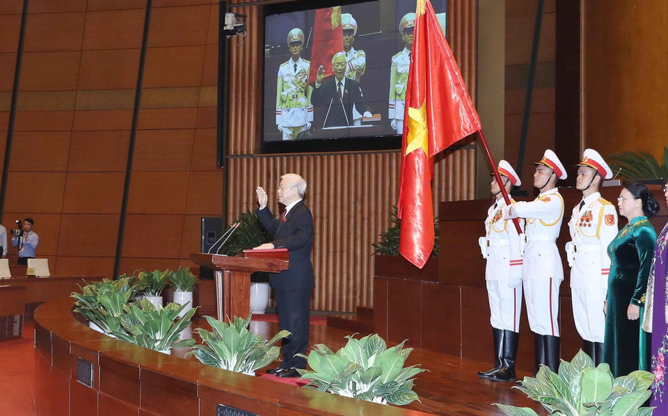 Tổng Bí thư Nguyễn Phú Trọng, Chủ tịch nước cộng hòa xã hội chủ nghĩa Việt Nam nhiệm kỳ 2016-2021 thực hiện nghi thức tuyên thệ nhậm chức trước Quốc hội, đồng bào và cử tri cả nước. (Ảnh: Thống Nhất/TTXVN)