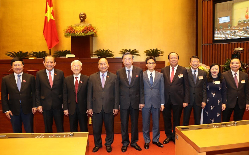 Thủ tướng Nguyễn Xuân Phúc và các thành viên Chính phủ chúc mừng Tổng Bí thư, Chủ tịch nước Nguyễn Phú Trọng. (Ảnh: Trí Dũng/TTXVN)