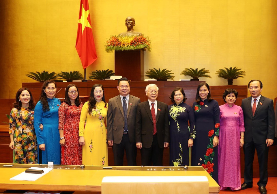 Các đại biểu Quốc hội chúc mừng Tổng Bí thư, Chủ tịch nước Nguyễn Phú Trọng. (Ảnh: Trí Dũng/TTXVN)