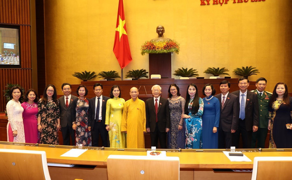 Các đại biểu Quốc hội chúc mừng Tổng Bí thư, Chủ tịch nước Nguyễn Phú Trọng. (Ảnh: Trí Dũng/TTXVN)