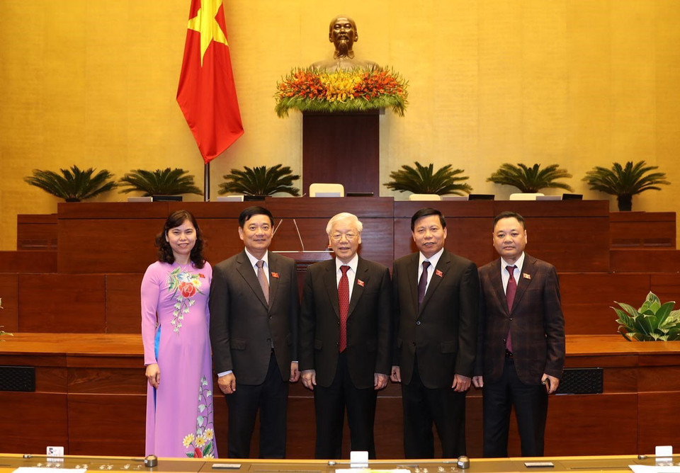 Các đại biểu Quốc hội chúc mừng Tổng Bí thư, Chủ tịch nước Nguyễn Phú Trọng. (Ảnh: Trí Dũng/TTXVN)