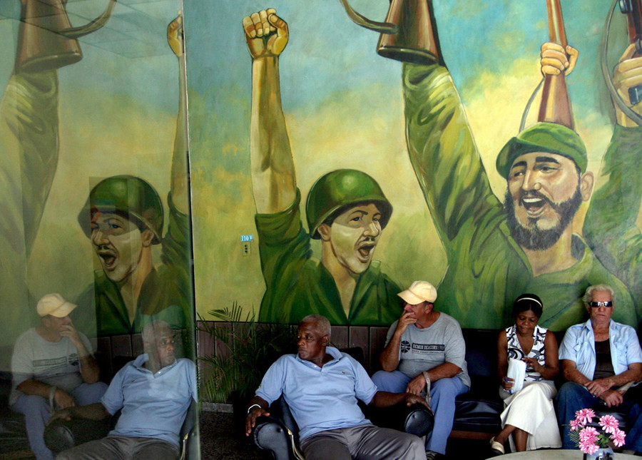 Bức họa của lãnh tụ Fidel Castro và em trai Raul được vẽ trên bức tường ở phòng chờ của văn phòng Đảng Cộng Sản Cuba. (Nguồn: RT)