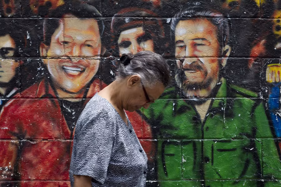 Bức tranh graffiti vẽ cố Tổng thống Venezule Hugo Chavez (trái) và lãnh tụ Cuba Fidel Castro (phải). (Nguồn: RT)