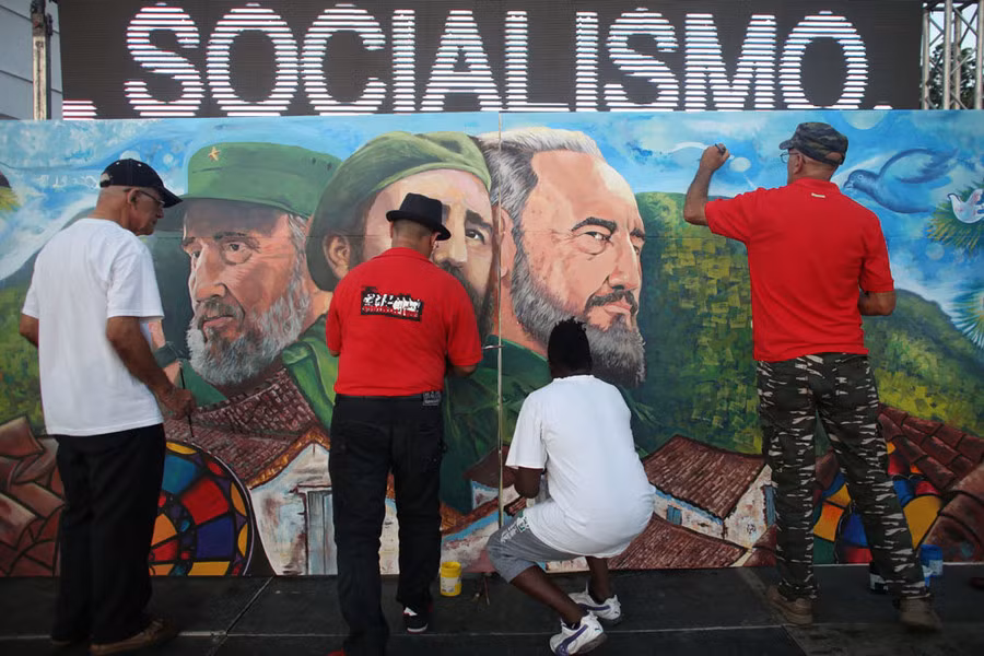 Các nghệ sỹ gấp rút hoàn thành bức tranh về lãnh tụ Fidel Castro nhân dịp 63 năm ngày ông lãnh đạo cuộc nổi dậy vào trại lính Moncada ngày 26/7/1953. (Nguồn: RT)