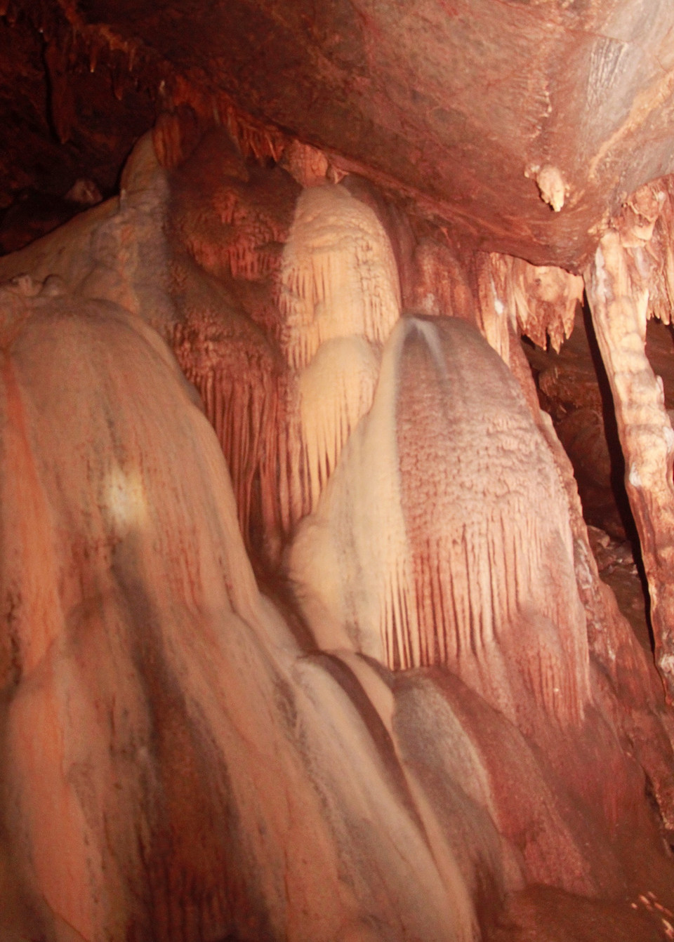 Nhiều khối thạch nhũ trong hang động Brai đẹp lung linh, huyền ảo. (Ảnh: Hồ Cầu/TTXVN) 