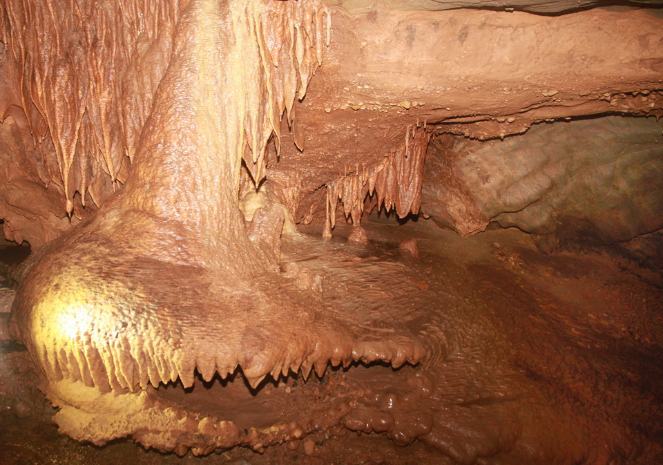 Nhiều khối thạch nhũ trong hang động Brai đẹp lung linh, huyền ảo. (Ảnh: Hồ Cầu/TTXVN) 