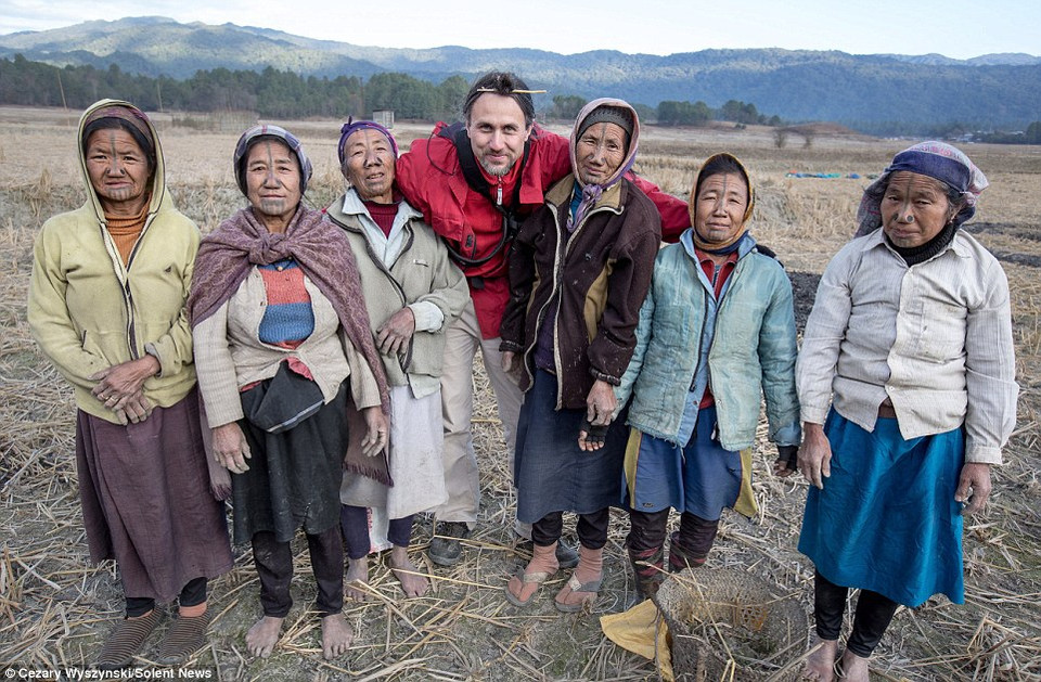 Nhiếp ảnh gia Cezary Wyszynski (giữa) đã có cơ hội hiếm hoi để tiếp xúc với bộ lạc. (Nguồn: Dailymail)