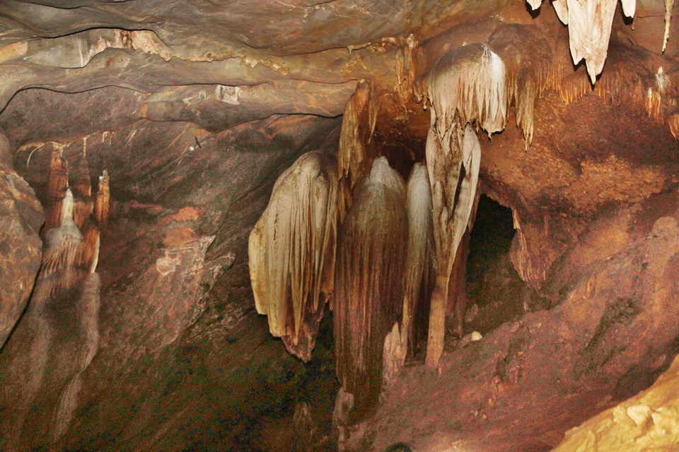 Nhiều khối thạch nhũ trong hang động Brai đẹp lung linh, huyền ảo. (Ảnh: Hồ Cầu/TTXVN) 