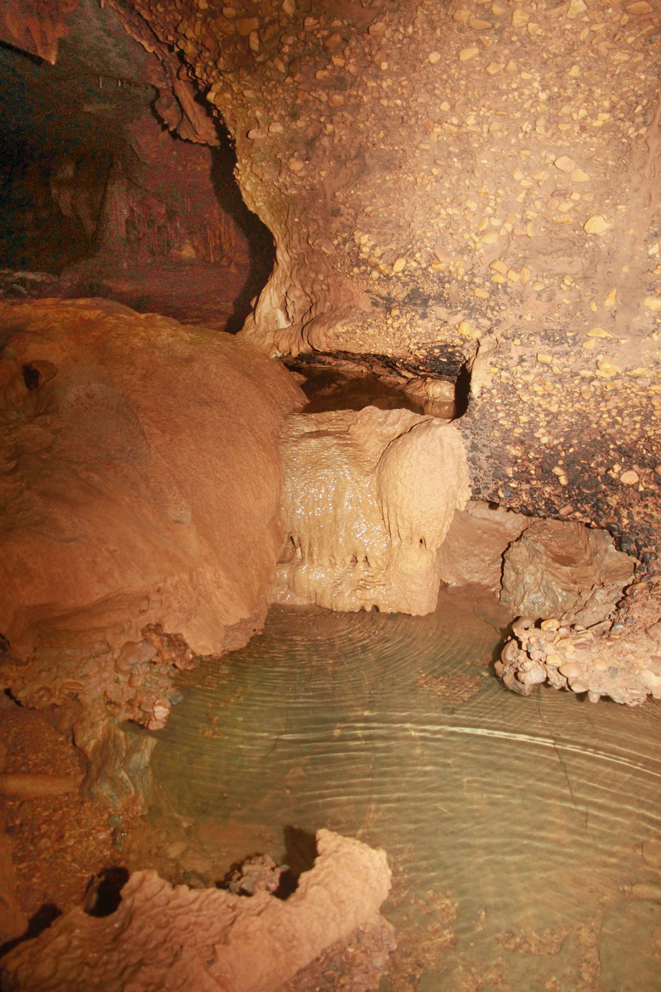 Một hồ nước nhỏ trong hang động Brai. (Ảnh: Hồ Cầu/TTXVN) 