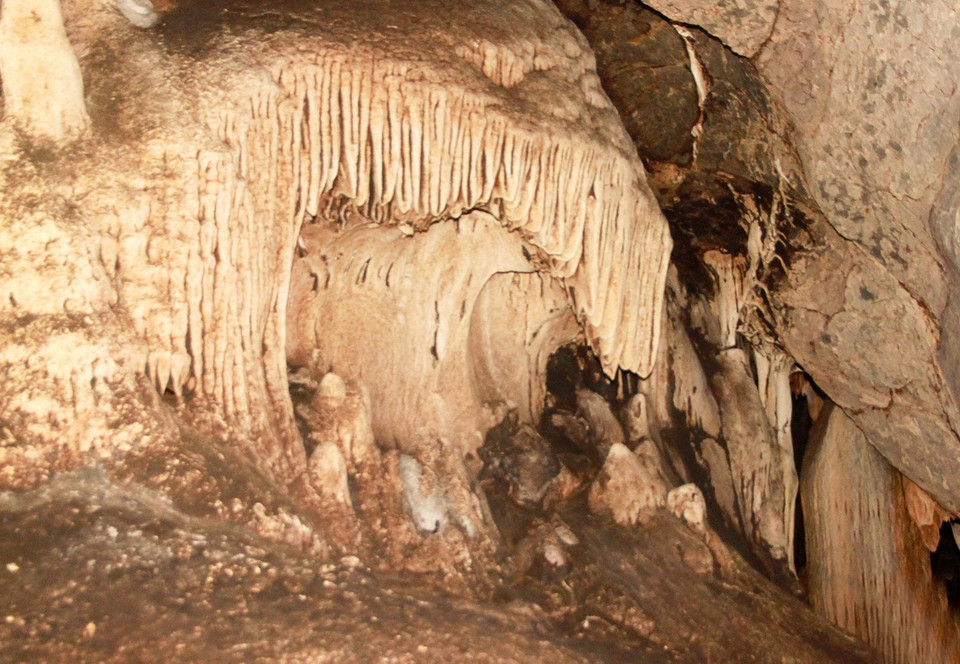 Nhiều khối thạch nhũ trong hang động Brai đẹp lung linh, huyền ảo với nhiều hình thù, màu sắc rất đẹp. (Ảnh: Hồ Cầu/TTXVN) 