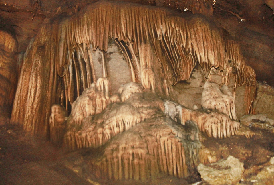 Nhiều khối thạch nhũ trong hang động Brai đẹp lung linh, huyền ảo. (Ảnh: Hồ Cầu/TTXVN) 