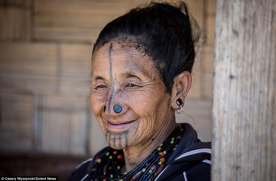 Ngay từ khi còn là thiếu nữ, những người phụ nữ này đã được vẽ hình xăm đen kéo dài từ đỉnh đầu tới cằm. (Nguồn: Dailymail)