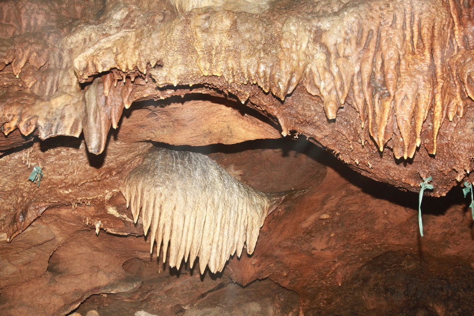 Nhiều khối thạch nhũ trong hang động Brai đẹp lung linh, huyền ảo. (Ảnh: Hồ Cầu/TTXVN) 