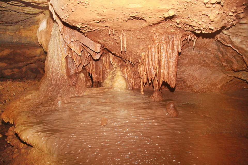 Nguồn nước mát trong chảy từ các khối thạch nhũ trong hang động Brai. (Ảnh: Hồ Cầu/TTXVN) 