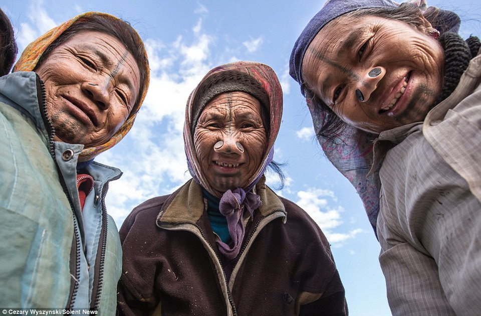  Bộ tộc Apatani sống ở thung lung Ziro, bang Arunachal Pradesh, Ấn Độ. (Nguồn: Dailymail)