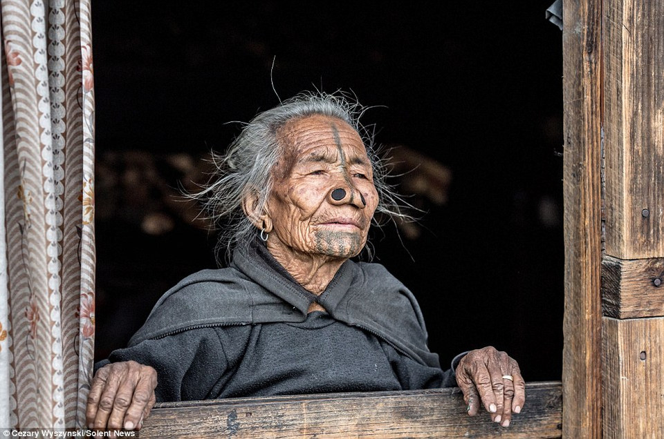 Tập tục nhét mũi và xăm hình lên mặt không còn được thực hiện đối với phụ nữ Apatani từ năm 1970. (Nguồn: Dailymail)