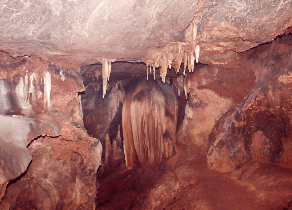 Nhiều khối thạch nhũ trong hang động Brai đẹp lung linh, huyền ảo. (Ảnh: Hồ Cầu/TTXVN)