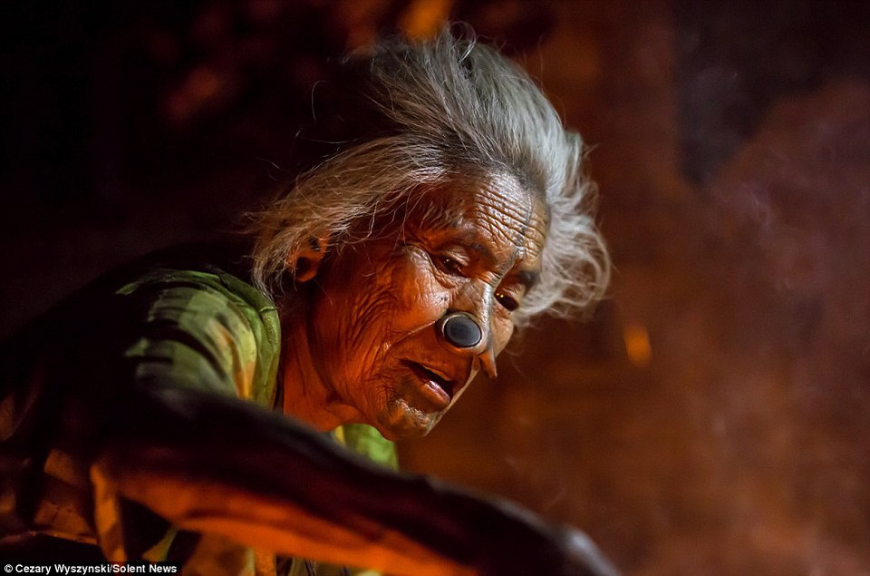 Nắp mũi và hình xăm nhằm làm phụ nữ của bộ tộc bớt xinh và không bị cướp mất khi các bộ lạc khác tấn công ngôi làng. (Nguồn: Dailymail)