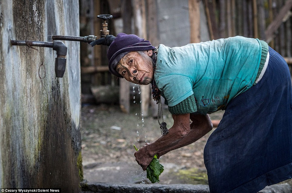 Khuôn mặt của những người phụ nữ này là minh chứng lịch sử về thời kỳ khó khăn của bộ tộc khi cố gắng sinh tồn ở vùng quê hẻo lánh. (Nguồn: Dailymail)