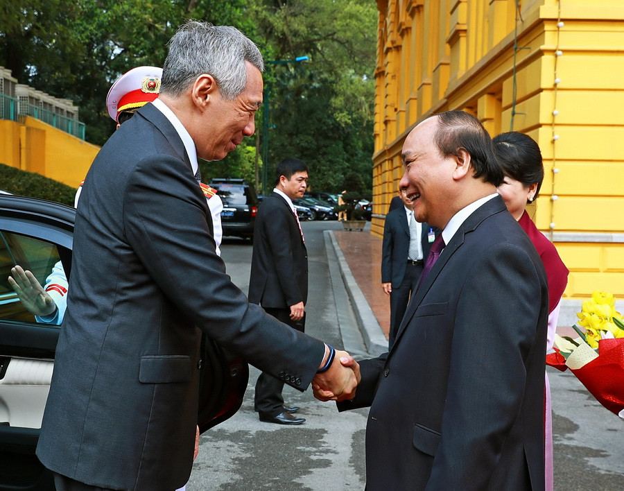 Thủ tướng Nguyễn Xuân Phúc đón Thủ tướng nước Cộng hòa Singapore Lý Hiển Long. (Ảnh: Thống Nhất/TTXVN)