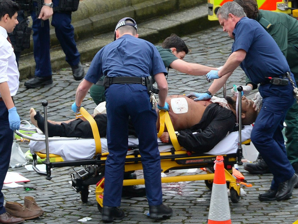 Đây là bức ảnh đầu tiên được cho là ghi lại mặt nghi phạm vụ tấn công, đang được nhân viên y tế vận chuyển lên xe cứu thương. (Nguồn: PA)