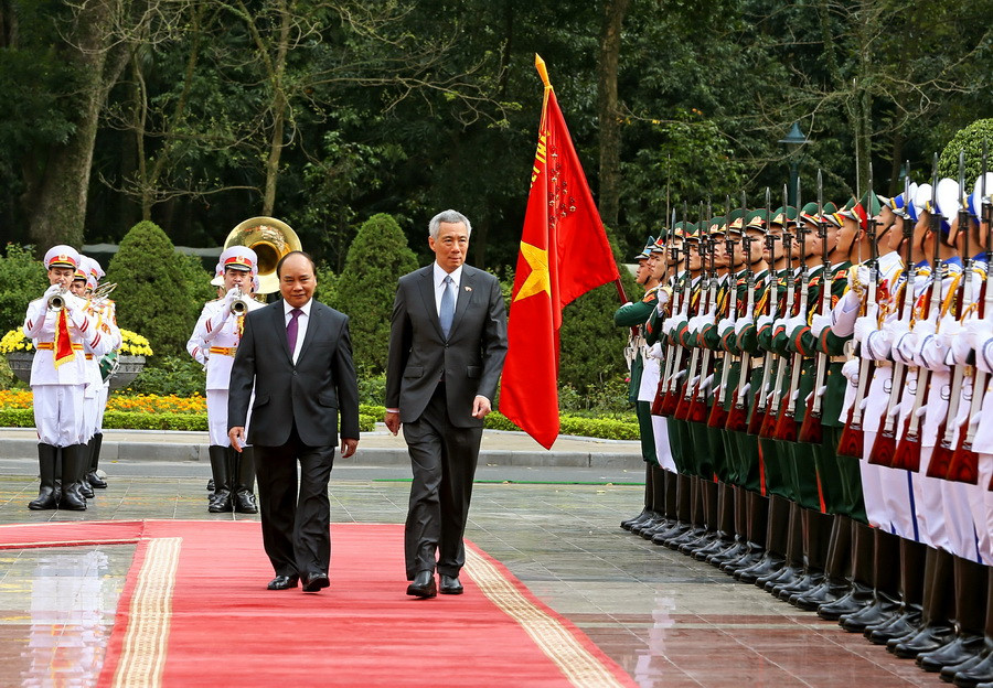  Thủ tướng Nguyễn Xuân Phúc và Thủ tướng Singapore duyệt đội danh dự Quân đội nhân dân Việt Nam. (Ảnh: Thống Nhất/TTXVN)