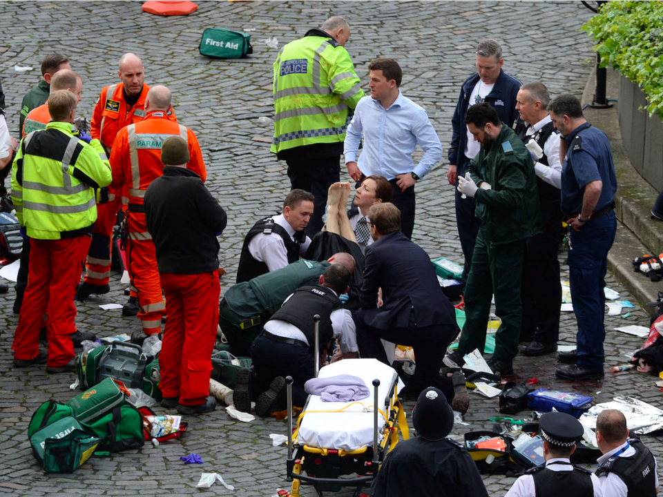 Cấp cứu cho viên cảnh sát trọng thương do bị dâm dao. (Nguồn: PA Images)