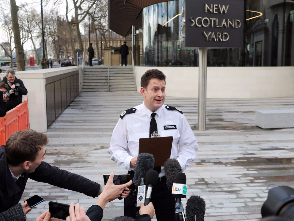 Tư lệnh Harrington của Cảnh sát Thủ đô đã đưa ra một tuyên bố về sự việc bên ngoài của New Scotland Yard. Ông khẳng định rằng vấn đề đang được coi là một sự kiện khủng bố. (Nguồn: Stringer) 