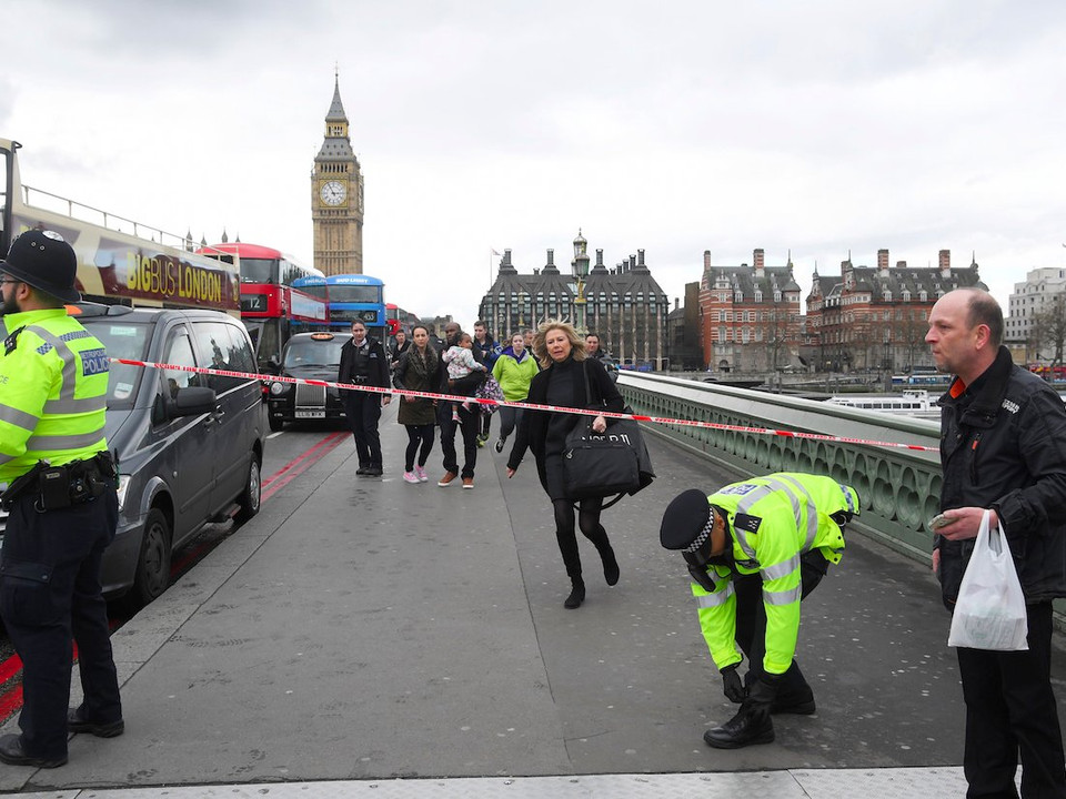 Khu vực xung quanh cầu Westminster đã bị cảnh sát vũ trang phong tỏa. (Nguồn: Reuters)