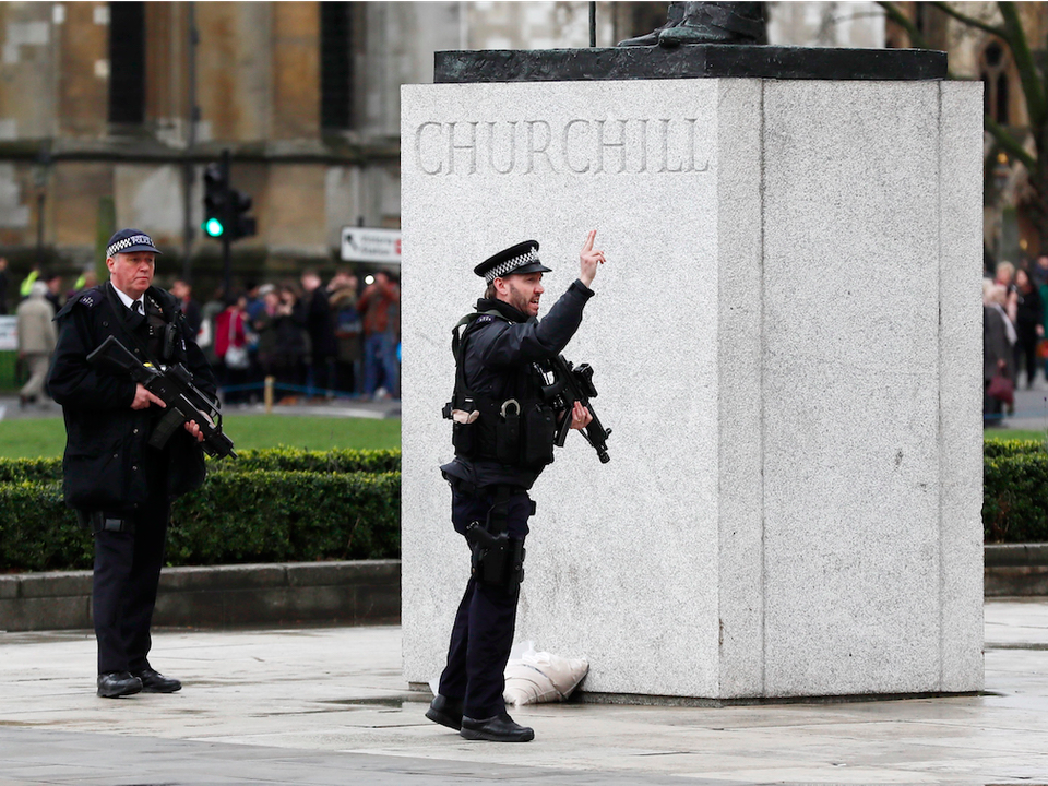 Cảnh sát vũ trang Anh bên cạnh tượng Thủ tướng Anh Winston Churchill. (Nguồn: Reuters)