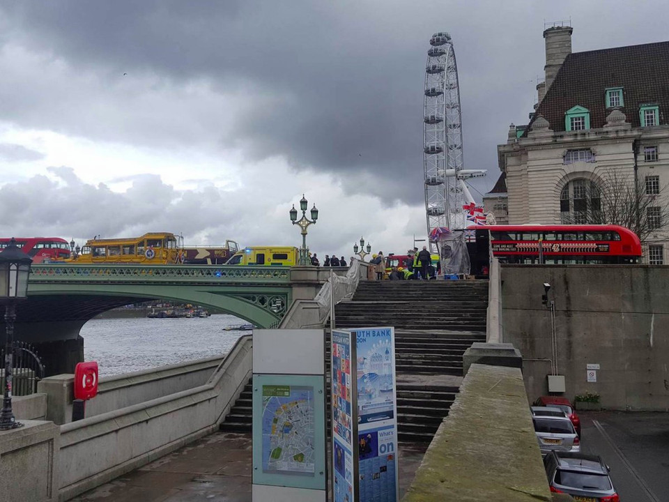 Một nhân chứng gần cầu Westminster nói với Business Insider rằng có rất nhiều tiếng còi hú và nhiều người đang chạy trong khu vực hiện trường.(Nguồn: Reuters)
